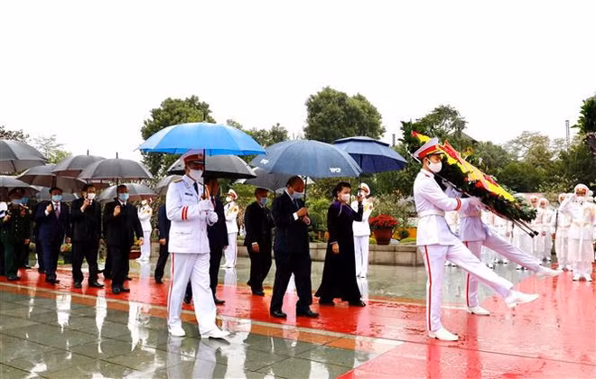 Party, State leaders pay tribute to President Ho Chi Minh ảnh 2