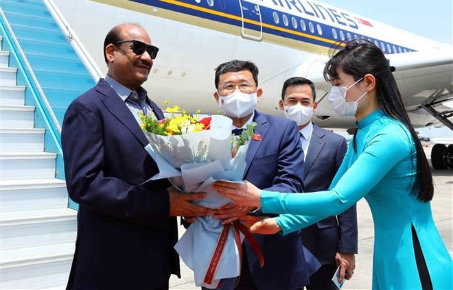 Indian lower house speaker arrives in Hanoi, starting official visit to Vietnam ảnh 1 Indian lower house speaker arrives in Hanoi, starting official visit to Vietnam ảnh 1