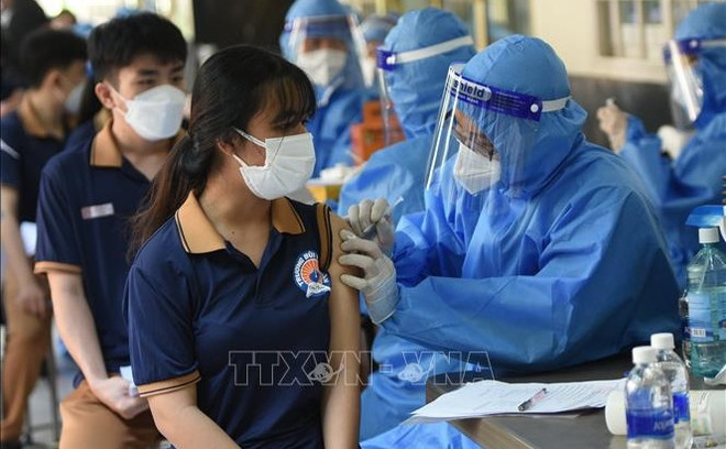 Ministry issues two scenarios for COVID-19 pandemic ảnh 1