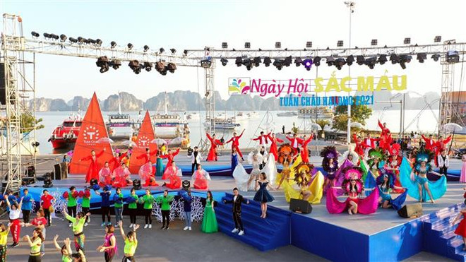 Thousands flock to Ha Long’s first-ever winter festival ảnh 1 Thousands flock to Ha Long’s first-ever winter festival ảnh 1