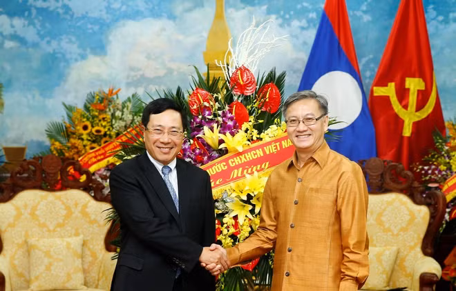 Deputy PM visits Lao embassy on Bunpimay festival ảnh 1