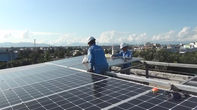 More comprehensive solutions needed for solar energy development ảnh 1