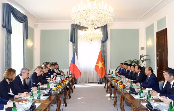 PM Phuc holds talks with Czech counterpart ảnh 1