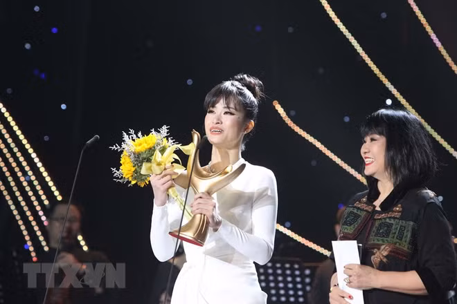 Dong Nhi wins Devotion Award for Singer of the Year ảnh 1