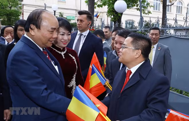 PM Nguyen Xuan Phuc meets overseas Vietnamese in Romania ảnh 1