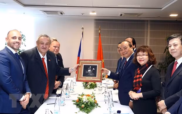 Prime Minister meets overseas Vietnamese in Europe ảnh 2