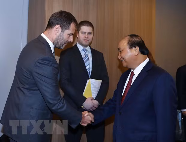 Prime Minister meets overseas Vietnamese in Europe ảnh 4
