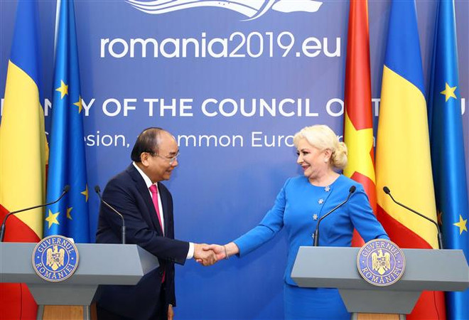 PMs of Vietnam, Romania hold joint press conference ảnh 1