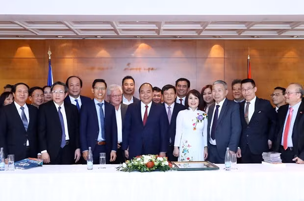 Prime Minister meets overseas Vietnamese in Europe ảnh 1