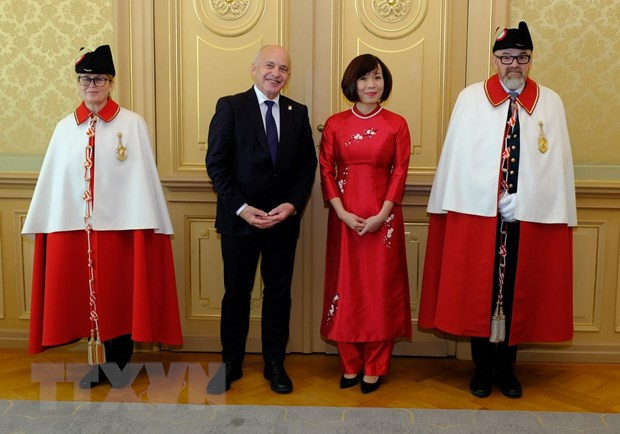 Vietnamese Ambassador presents credentials to Swiss President ảnh 1