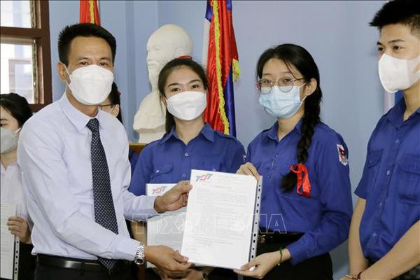 Scholarships offered to Nguyen Du bilingual school students in Laos ảnh 1 Scholarships offered to Nguyen Du bilingual school students in Laos ảnh 1