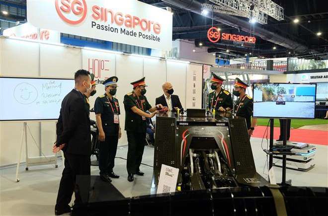 Vietnamese delegation meets Singapore Airshow’s organiser ảnh 2