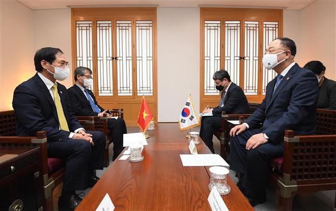 Vietnam’s foreign minister meets RoK’s parliament speaker, Deputy PM ảnh 2 Vietnam’s foreign minister meets RoK’s parliament speaker, Deputy PM ảnh 2