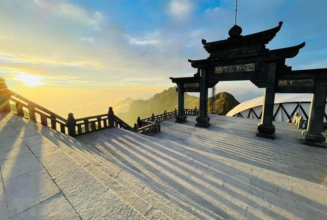 Frost covers Fansipan Mountain peak in Lao Cai ảnh 1