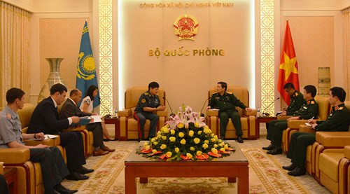 Defence Minister Lich receives Kazakhstani Deputy Defence Minister ảnh 1