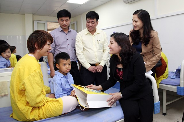 Gifts presented to children with cleft lip, palate ảnh 1 Gifts presented to children with cleft lip, palate ảnh 1