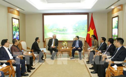Deputy PM Vuong Dinh Hue receives Talanx Deputy Chairman ảnh 1