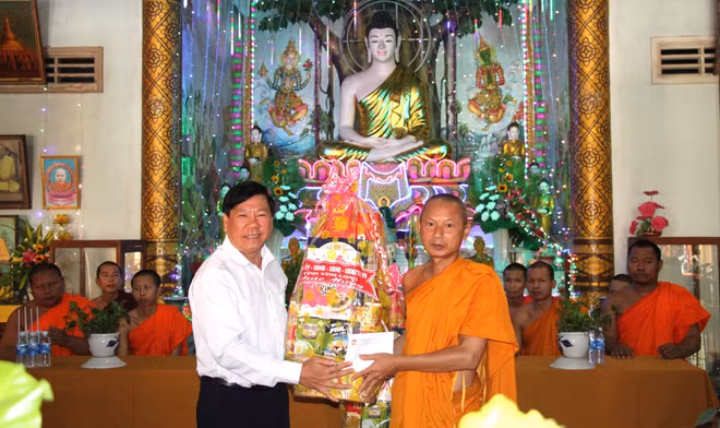 Local leaders share Khmer people’s joy in traditional festival ảnh 1