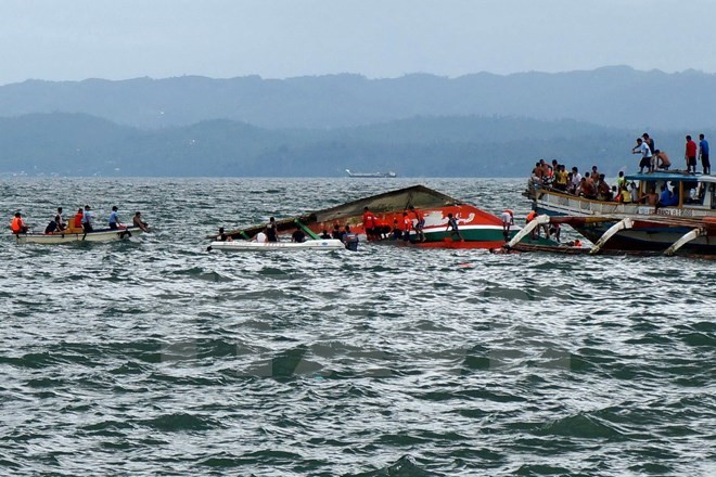 Over 70 passengers rescued from sinking ferry in Indonesia ảnh 1