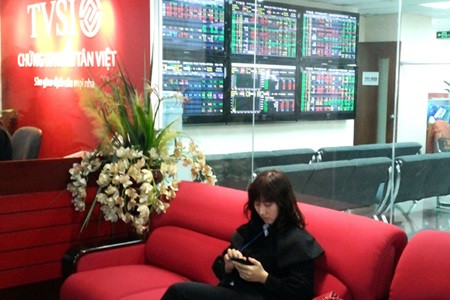 Vietnam’s stocks fall on weak dong fears ảnh 1