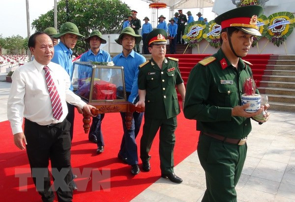 Quang Binh holds reburial service for remains of martyrs ảnh 1