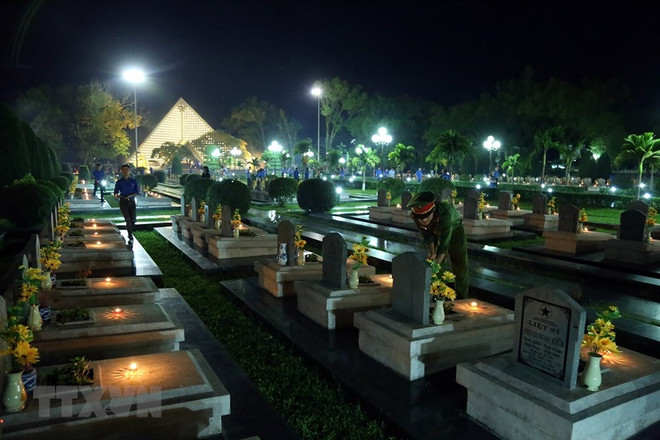 Candle lighting commemorates fallen soldiers in Dien Bien Phu battle ảnh 3 Candle lighting commemorates fallen soldiers in Dien Bien Phu battle ảnh 3