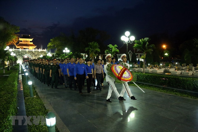 Candle lighting commemorates fallen soldiers in Dien Bien Phu battle ảnh 1 Candle lighting commemorates fallen soldiers in Dien Bien Phu battle ảnh 1