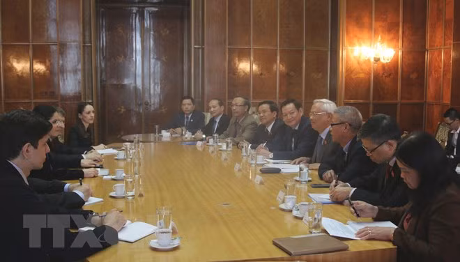 NA Vice Chairman discusses ties with Romanian Deputy PM ảnh 1