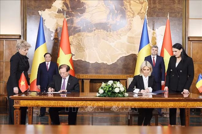 Vietnamese, Romanian PMs inform outcomes of talks at press conference ảnh 2