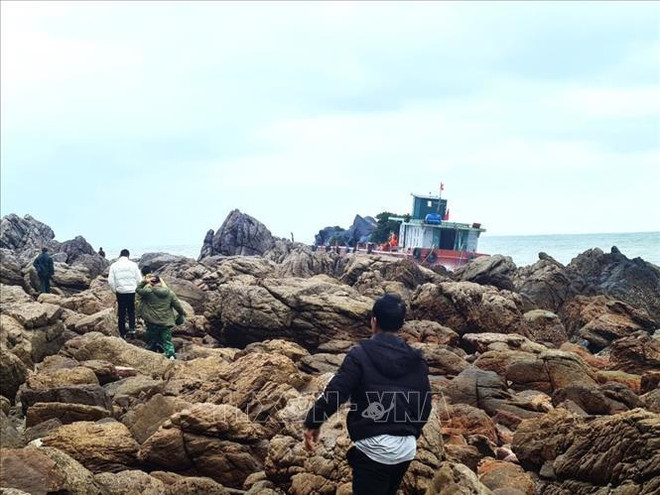 Two Chinese sailors in distress rescued at Quan Lan sea ảnh 1