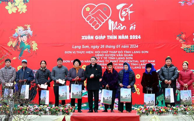 Tet gifts come to needy in Long An, Lang Son provinces ảnh 2