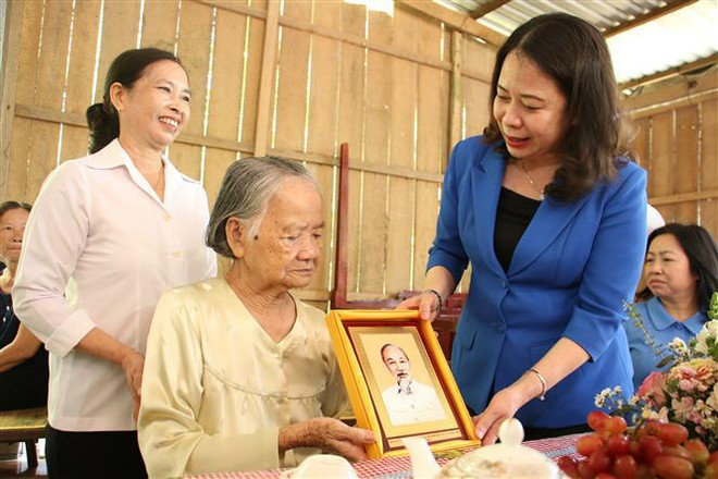 Vice President presents Tet gifts to disadvantaged people in Ben Tre ảnh 2