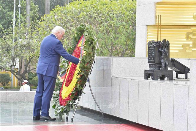 German President explores Temple of Literature in Hanoi ảnh 2