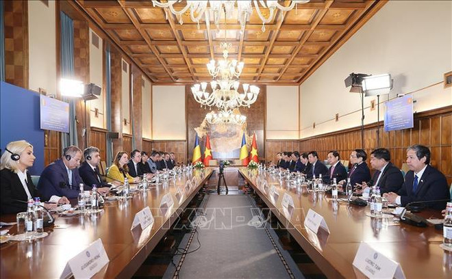 Vietnamese, Romanian PMs hold talks ảnh 2