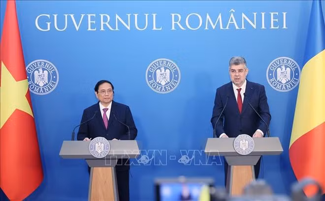 Vietnamese, Romanian PMs inform outcomes of talks at press conference ảnh 1