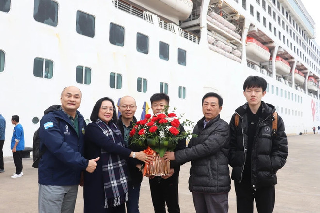 Cruise ship brings 400 tourists to Ha Long Bay ảnh 1 Cruise ship brings 400 tourists to Ha Long Bay ảnh 1