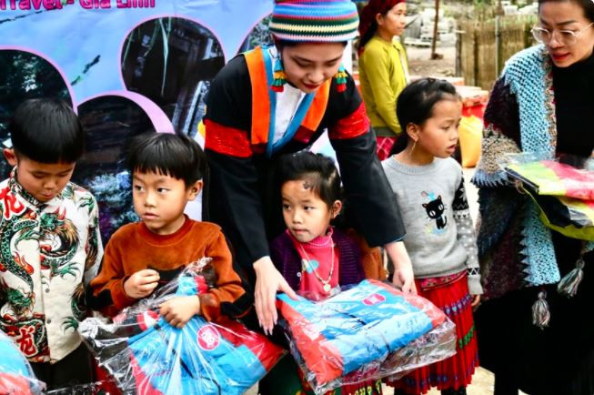 Vietnamese beauties bring warm Tet to OVs, border residents ảnh 2 Vietnamese beauties bring warm Tet to OVs, border residents ảnh 2