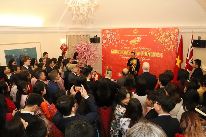 OVs in UK, East Africa celebrate Tet festival ảnh 1