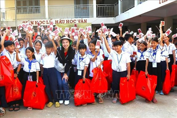 Vietnamese beauties bring warm Tet to OVs, border residents ảnh 1 Vietnamese beauties bring warm Tet to OVs, border residents ảnh 1