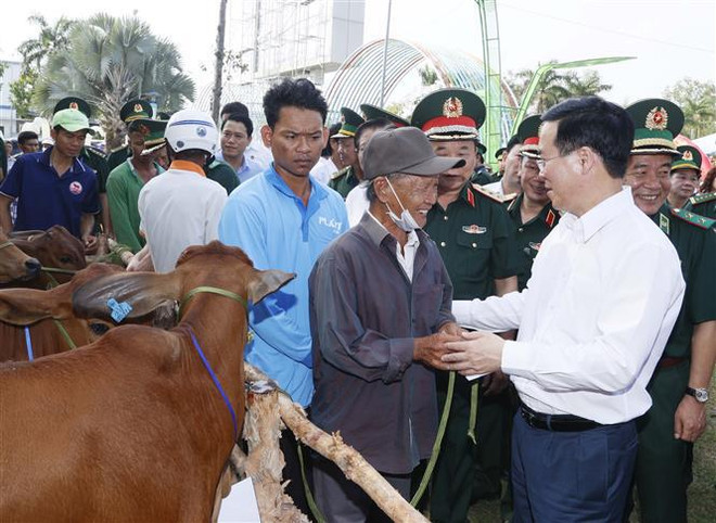 President pays pre-Tet visit to people, soldiers in Kien Giang ảnh 3 President pays pre-Tet visit to people, soldiers in Kien Giang ảnh 3