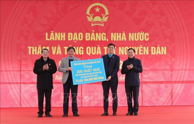 Officials pay pre-Tet visits to Bac Giang, Hung Yen, Yen Bai ảnh 1