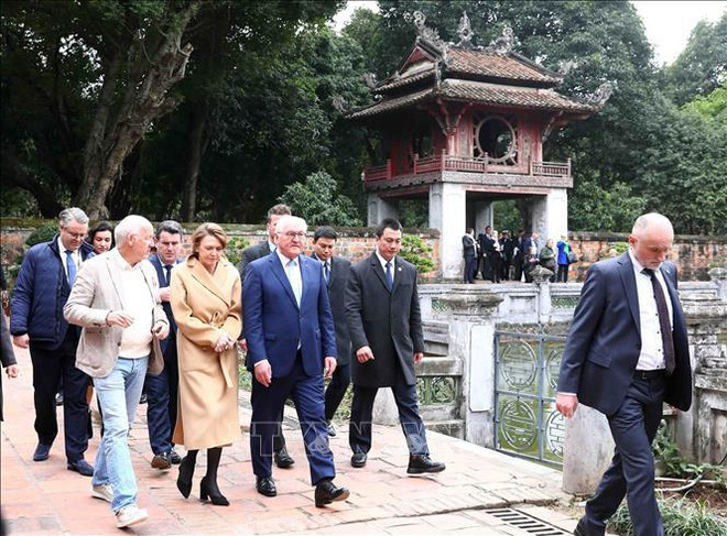 German President explores Temple of Literature in Hanoi ảnh 1