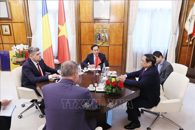 Vietnamese, Romanian PMs hold talks ảnh 1