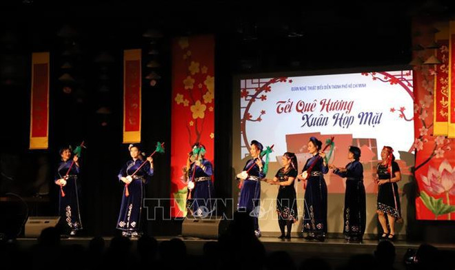 Tet celebrations held for Vietnamese in France, Germany ảnh 2