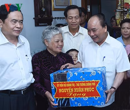 PM visits policy beneficiary families in Can Tho ảnh 1