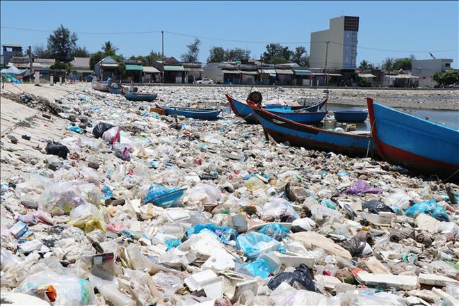 Women play crucial role in plastic waste reduction ảnh 1