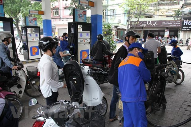 Petrol prices up nearly 1,000 VND per litre ảnh 1