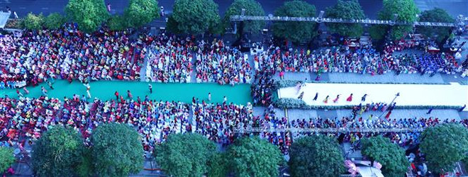 Over 3,000 people join mass performance in 6th Ao Dai festival ảnh 1