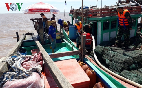 Fishermen rescued at sea ảnh 1 Fishermen rescued at sea ảnh 1