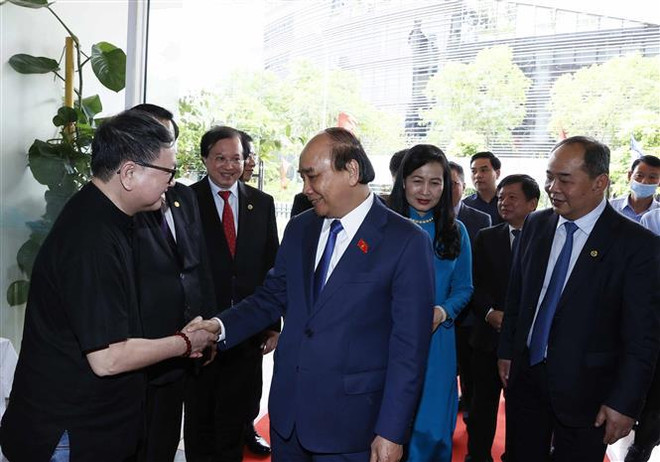 President Nguyen Xuan Phuc attends 11th International Art Photo Exhibition ảnh 2